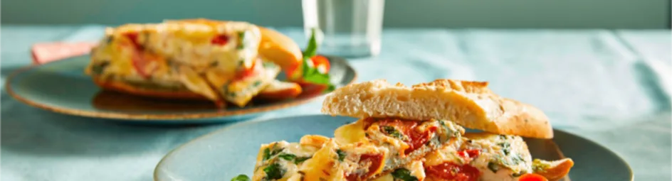 Broodje omelet caprese