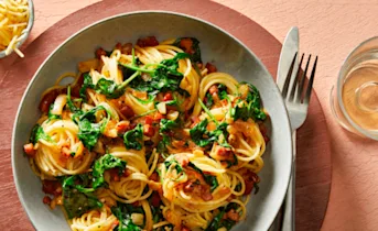 Spaghetti met spinazie en spekjes