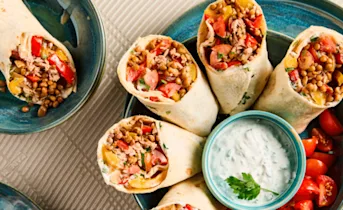 Wraps met tonijn en koriander-knoflooksaus