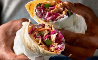 Turkse burrito met vega kip en rode kool