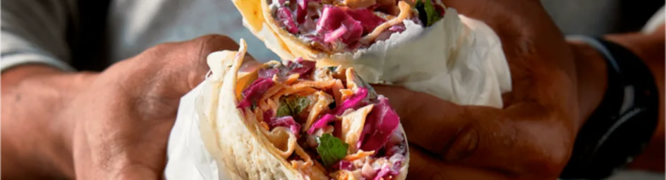 Turkse burrito met vega kip en rode kool