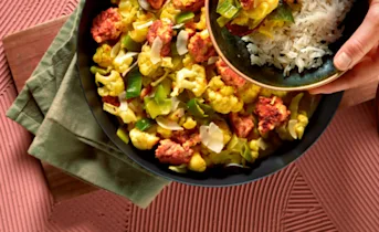 Curry-ovenschotel met zalmballetjes en bloemkool