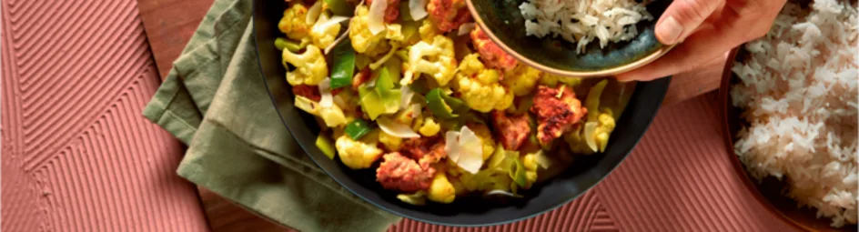 Curry-ovenschotel met zalmballetjes en bloemkool