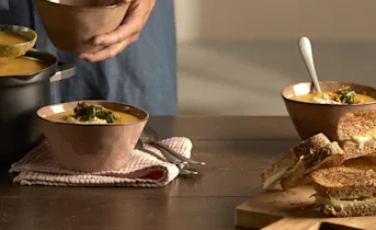 Romige aardappelsoep met groentetopping