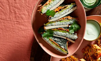 Sushi-sandwich met gerookte tofu