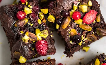 Brownies met pistache en rood fruit
