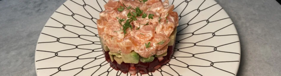 Snelle tartaar van zalm, avocado en biet