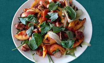 Nectarinesalade met suikerbroodcroutons