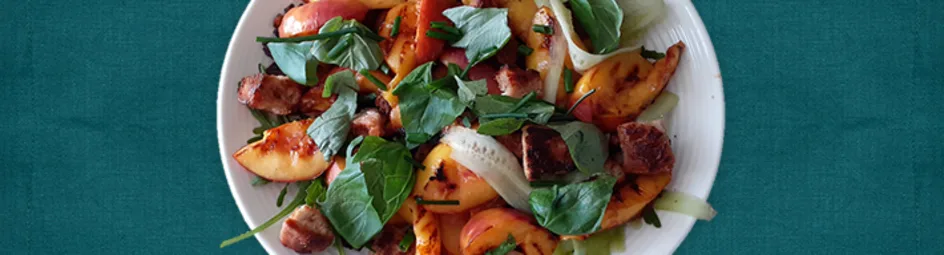 Nectarinesalade met suikerbroodcroutons