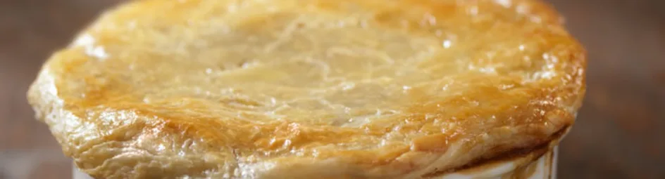 Bouillon van paddenstoelen met een krokant dakje