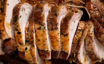 Rollade met gedroogde vruchten en salie
