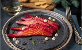 Gemarineerde zalm met citroencreme en kappertjes