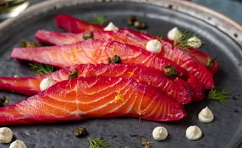 Gemarineerde zalm met citroencreme en kappertjes