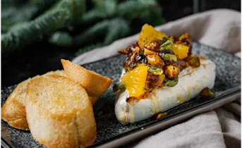 Gebakken brie met pistache, dadel en sinaasappel