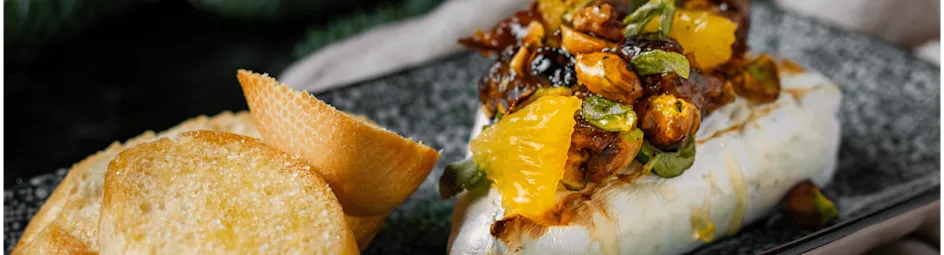 Gebakken brie met pistache, dadel en sinaasappel