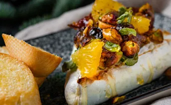 Gebakken brie met pistache, dadel en sinaasappel