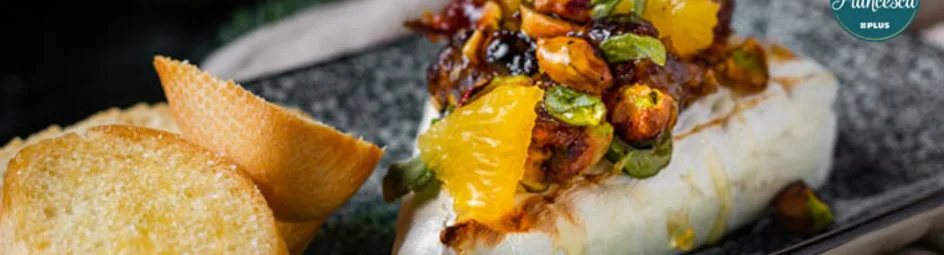 Gebakken brie met pistache, dadel en sinaasappel