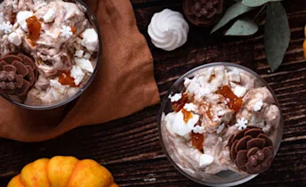 Eton mess met gekarameliseerde pompoen en chocolade