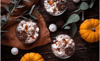 Eton mess met gekarameliseerde pompoen en chocolade