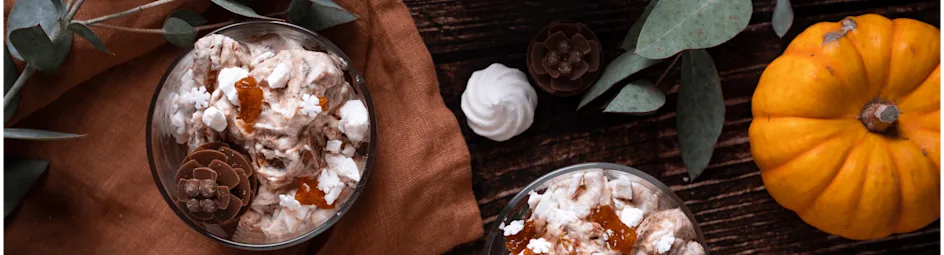 Eton mess met gekarameliseerde pompoen en chocolade