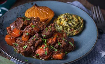 Stoofvlees met boerenkool, pommes duchesse en gekarameliseerde uien