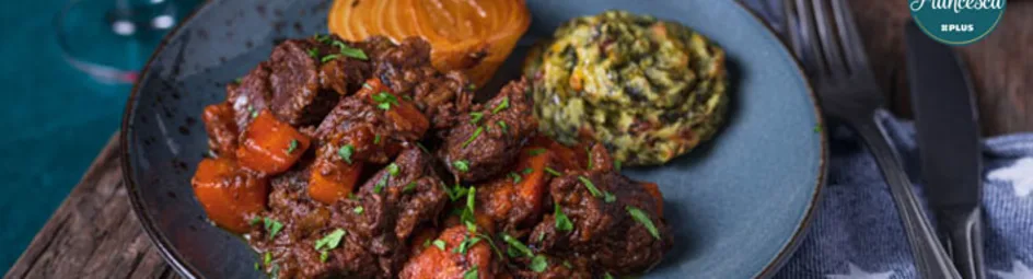 Stoofvlees met boerenkool, pommes duchesse en gekarameliseerde uien