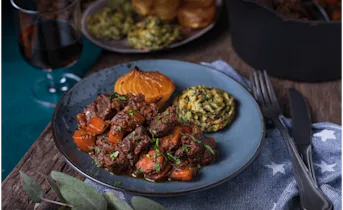 Stoofvlees met boerenkool, pommes duchesse en gekarameliseerde uien
