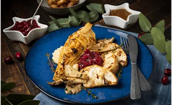 Geroosterde knolselderij en spitskool met oesterzwammen en cranberrycompote
