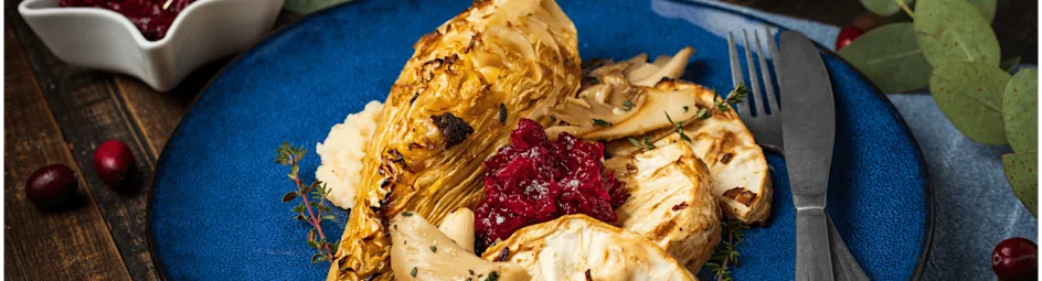 Geroosterde knolselderij en spitskool met oesterzwammen en cranberrycompote