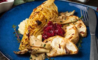 Geroosterde knolselderij en spitskool met oesterzwammen en cranberrycompote