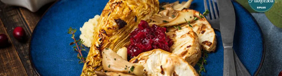 Geroosterde knolselderij en spitskool met oesterzwammen en cranberrycompote