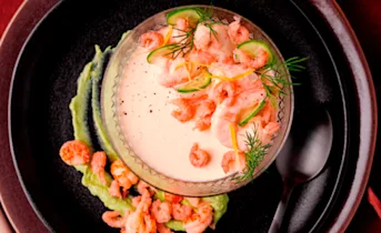 Panna cotta garnalencocktail met avocadomousse