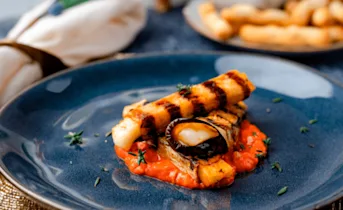 Halloumirolletjes met aubergine en geroosterde paprikasaus