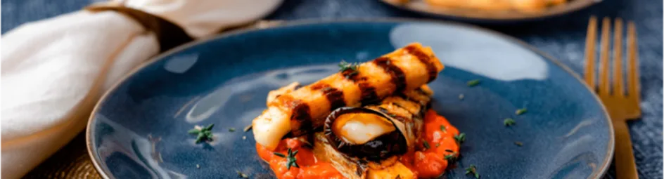Halloumirolletjes met aubergine en geroosterde paprikasaus