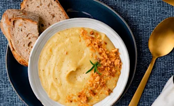 Pastinaaksoep met rozemarijn en macadamia