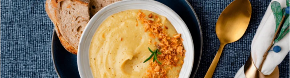 Pastinaaksoep met rozemarijn en macadamia