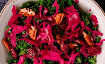 Boerenkoolsalade met zoetzure rode kool en cranberry’s