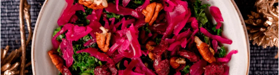 Boerenkoolsalade met zoetzure rode kool en cranberry’s