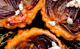 Mini tarte tatins met rode ui, geitenkaas en tijm