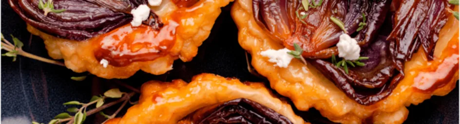 Mini tarte tatins met rode ui, geitenkaas en tijm