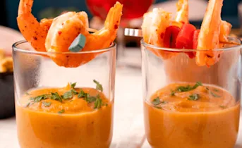 Knolselderijsoep met gerookte paprika en grote garnalen