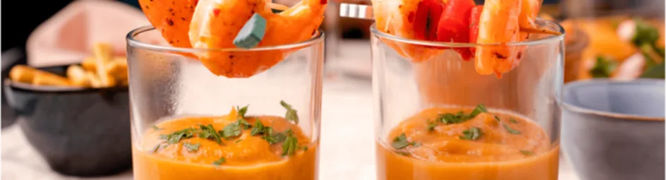 Knolselderijsoep met gerookte paprika en grote garnalen