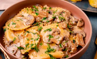 Gevulde pasta met gorgonzola, walnoot en champignonsaus