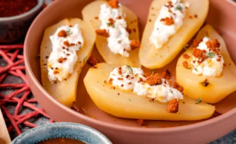 Gepocheerde peertjes gevuld met ricotta, tijm en honing