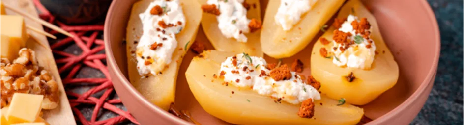 Gepocheerde peertjes gevuld met ricotta, tijm en honing