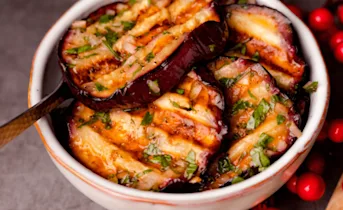 Gegrilde aubergine met sjalot vinaigrette