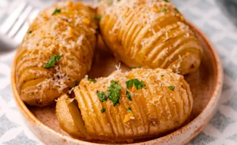 Hasselback aardappels met truffel en knoflook