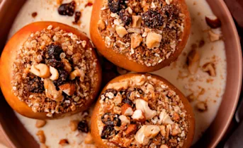 Appelbollen met appelcider, noten, spijs en custard