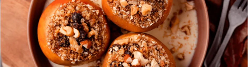 Appelbollen met appelcider, noten, spijs en custard