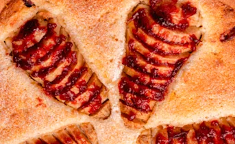 Cranberry-peertaart met frangipane en honing